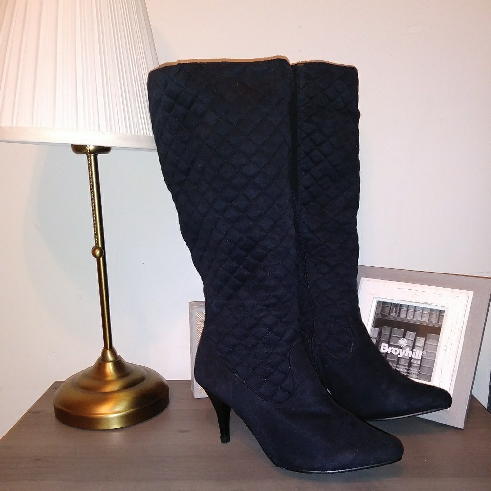 Faux suede quilted pointy boots